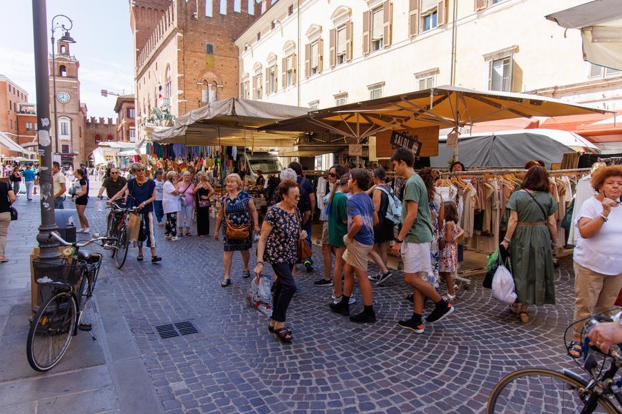 Ferrara, il mercato di nuovo in piazza: «Ma abbiamo perso gli incassi»