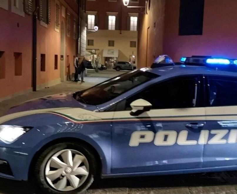 Modena, punta il coltello a un minore 