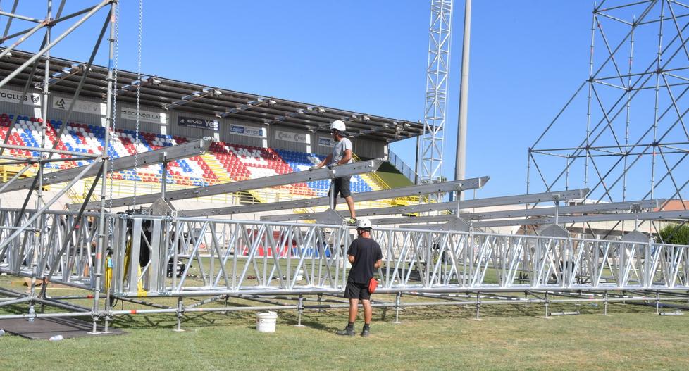Sassari, il palco dei Placebo sul prato dello stadio: «Ci siamo, venduti quasi 4mila biglietti» 