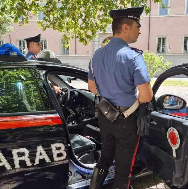 Modena, gettati a terra dal rapinatore 