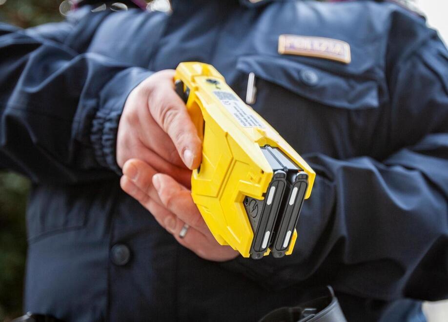 Carpi, taser ai poliziotti della Locale: il consiglio comunale dice no 