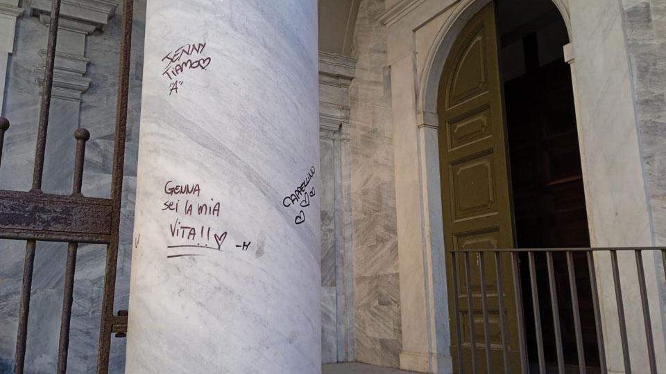 Il duomo di Livorno come il Colosseo: imbrattato di scritte con il pennarello – Video