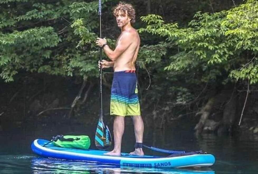 Marchetto, il surfer livornese che porta il sup sui laghi emiliani: «Insegno il benessere in acqua»