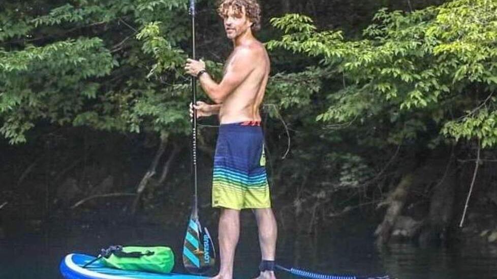 Marchetto, il surfer livornese che porta il sup sui laghi emiliani: «Insegno il benessere in acqua»