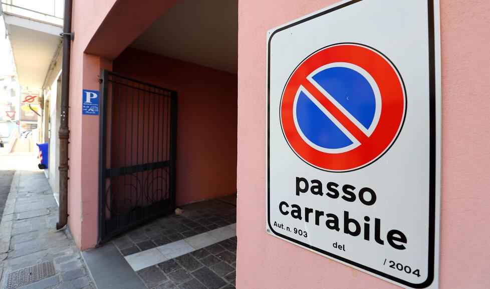Pontedera a caccia di passi carrabili abusivi: mille le irregolarità scovate