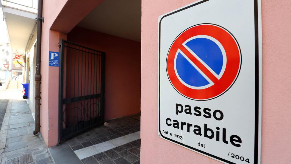 Pontedera a caccia di passi carrabili abusivi: mille le irregolarità scovate