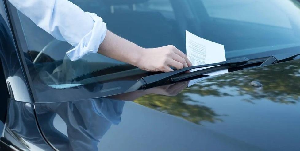 Sesto Fiorentino, paga la sosta e aiuta un’anziana: torna all’auto e ci trova la multa