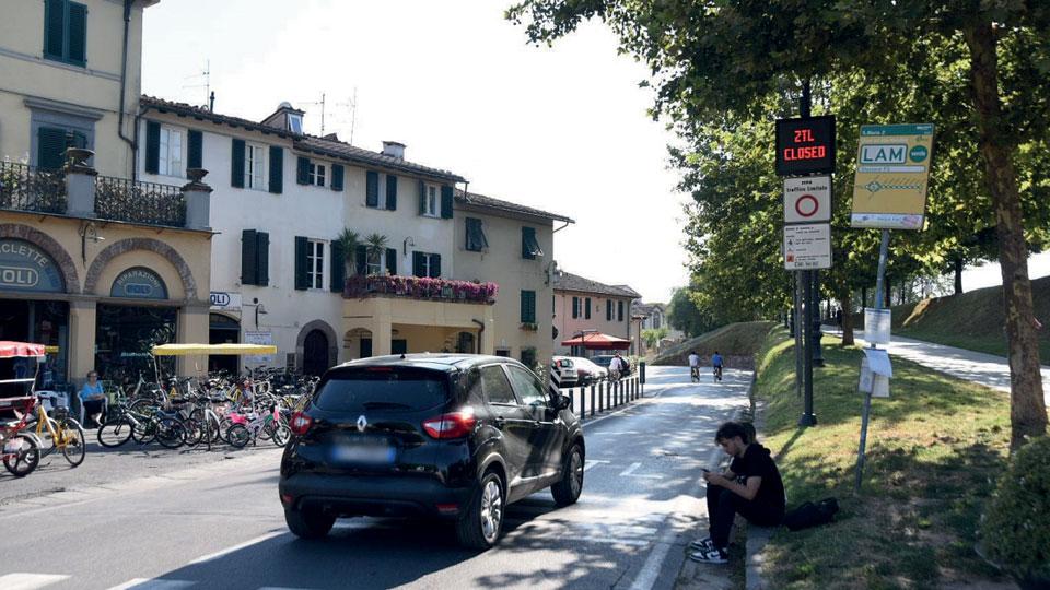 Varchi Ztl a Lucca, una multa ogni 8 minuti e il 2022 è da record: 60mila sanzioni – I numeri e le tabelle