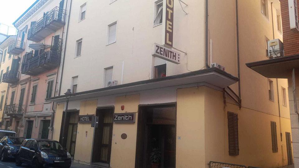 Migranti all’hotel Zenith di Montecatini, infuria la polemica: «Altro sfregio alla città, il sindaco si opponga con forza»