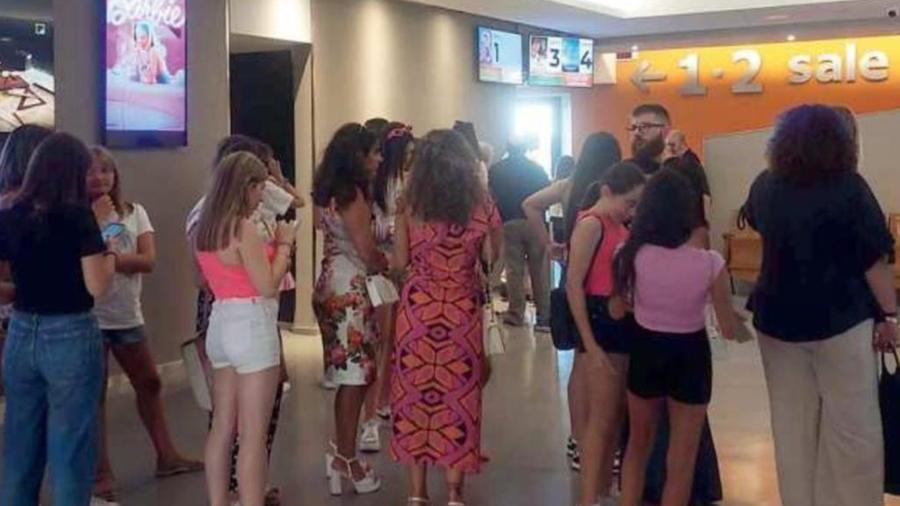 In fila per entrare in sala a vedere il film al Cityplex Moderno di Sassari