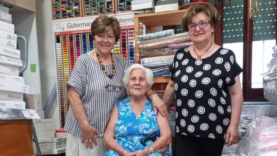 Lina Dell'Agnello (prima da sinistra) chiude la storica merceria di Cascina dopo 42 anni di attività 