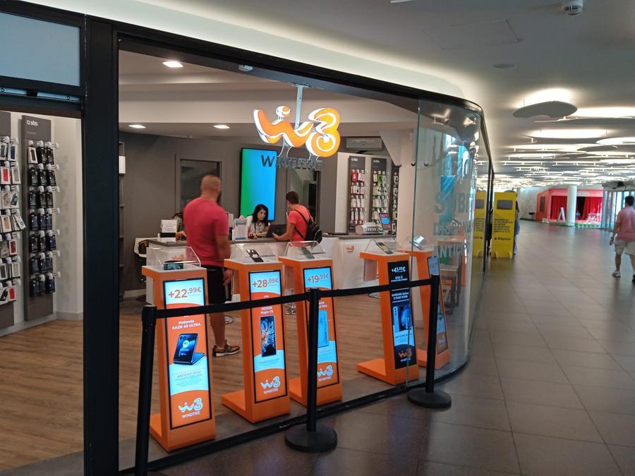 Livorno, spaccata al negozio Wind del centro commerciale alle Fonti del Corallo