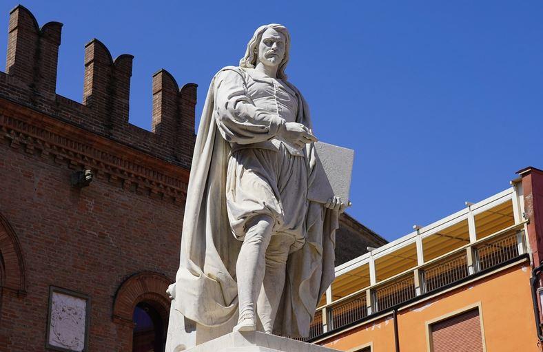 Cento, restauro terminato: la statua del Guercino torna a risplendere