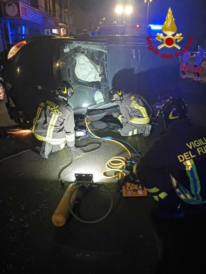 Viareggio: finisce contro le auto in sosta, si ribalta e rimane incastrato nell’auto