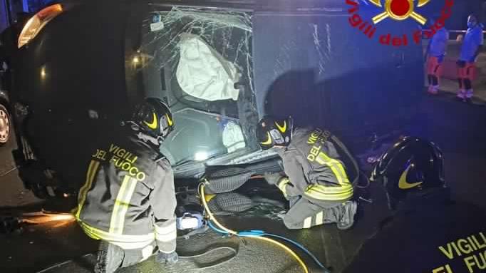 Viareggio: finisce contro le auto in sosta, si ribalta e rimane incastrato nell’auto