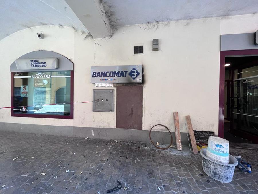 Castelnovo Sotto, fanno esplodere il bancomat e fuggono con 80mila euro