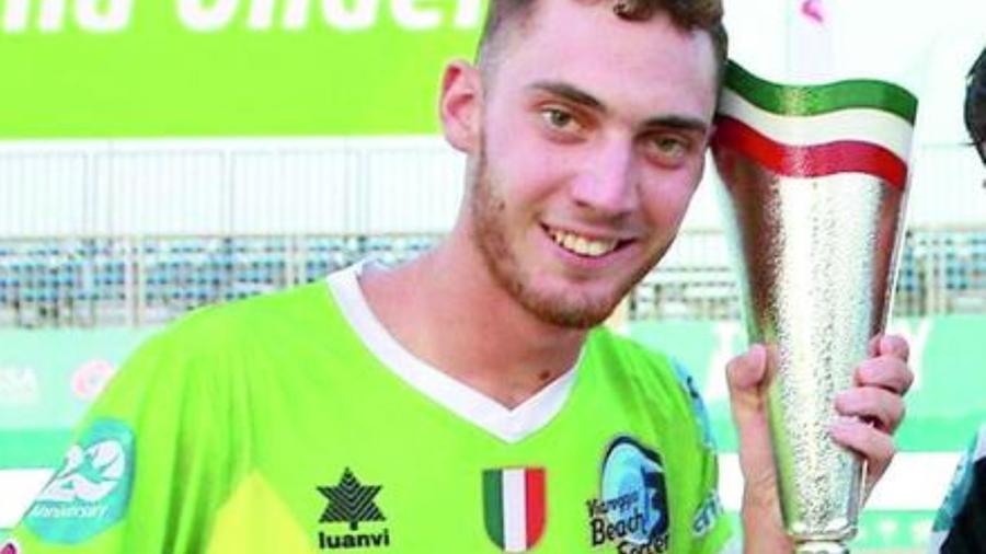 Il bagnino calciatore che ha salvato la vita al 60enne insieme a un collega