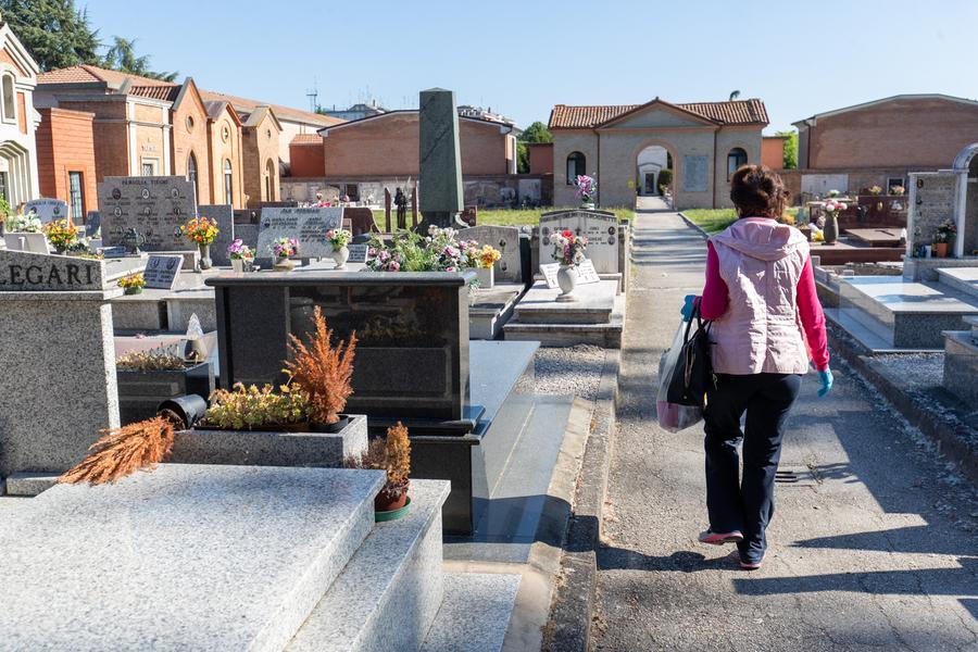 Cimiteri, Ferrara fa risparmiare: «Ma le entrate sono in calo»