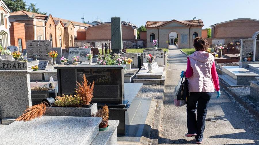 Cimiteri, Ferrara fa risparmiare: «Ma le entrate sono in calo»