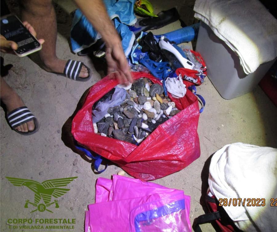 Budoni, cerca di portare via una busta piena di ciottoli: mille euro di multa per un tedesco