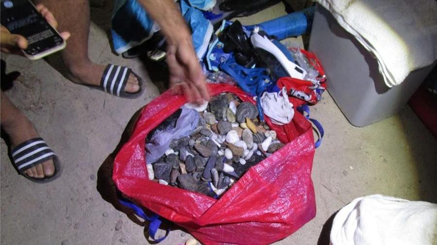 Budoni, cerca di portare via una busta piena di ciottoli: mille euro di multa per un tedesco