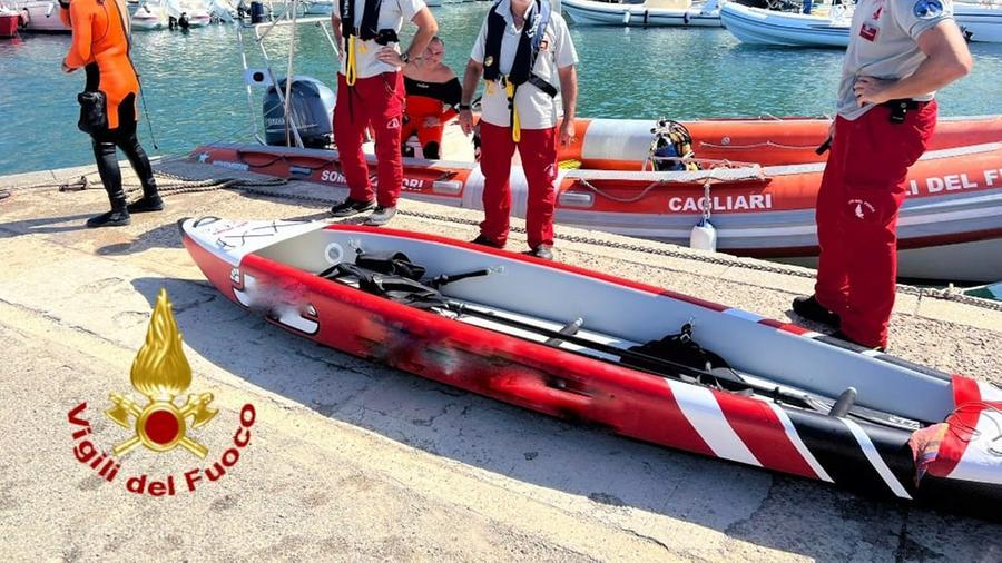 Cagliari, si ribalta il kayak: coppia salvata dai vigili del fuoco