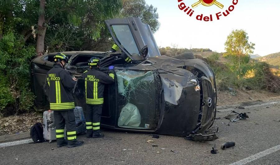 Siniscola, auto si ribalta sulla 131Dcn: 4 feriti