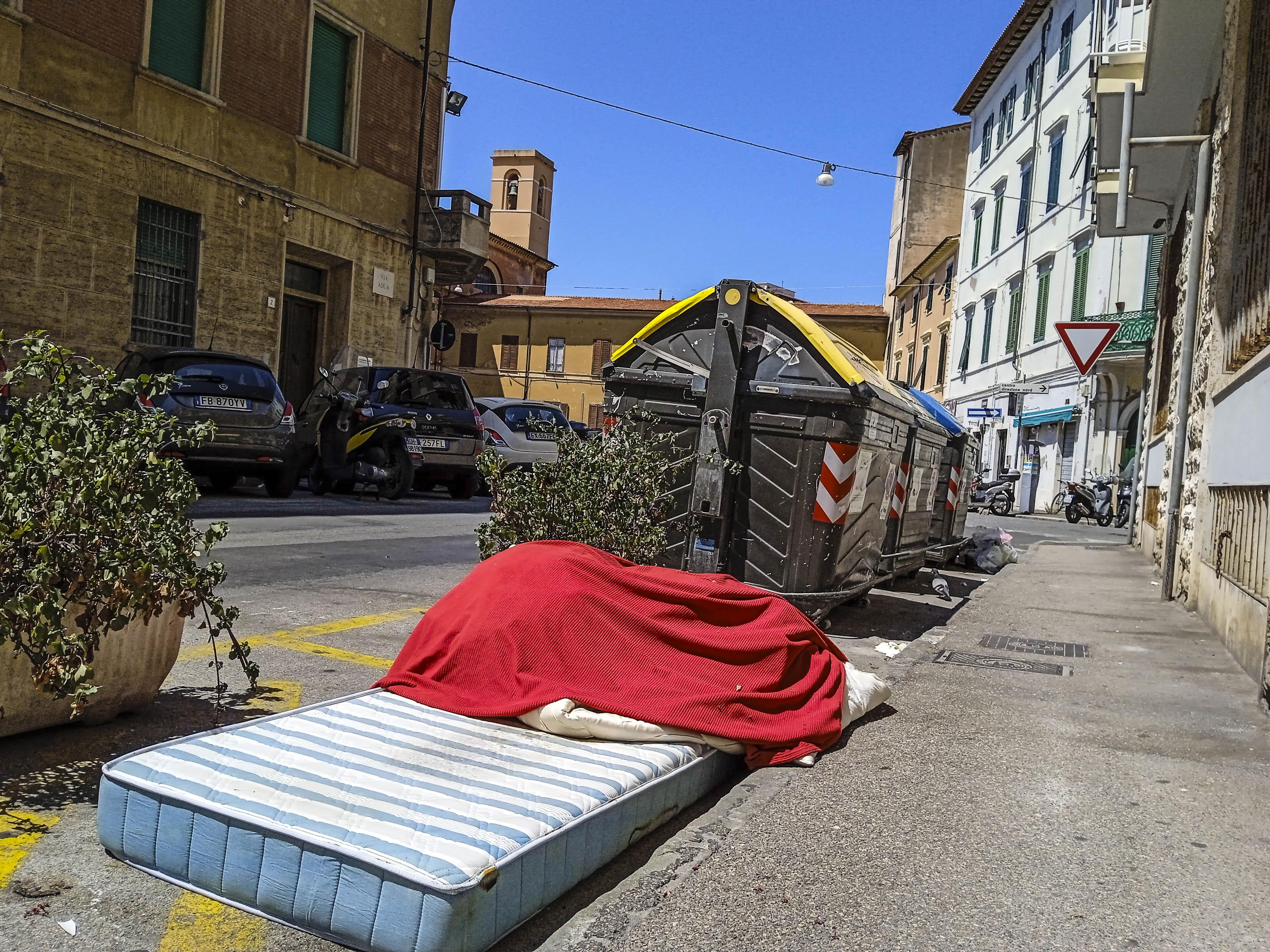 Livorno, arrivano 24 fototrappole per chi abbandona rifiuti: ecco dove