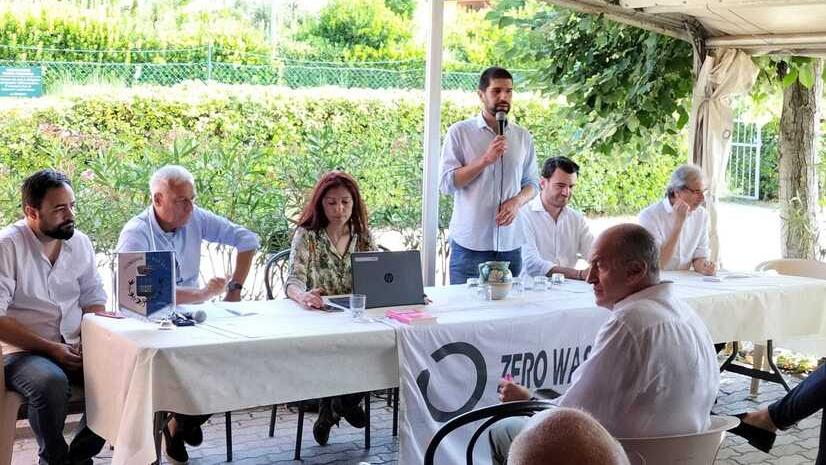 Il tavolo dei relatori all’incontro di ieri mattina nei locali della Nuova Primavera a Forcoli