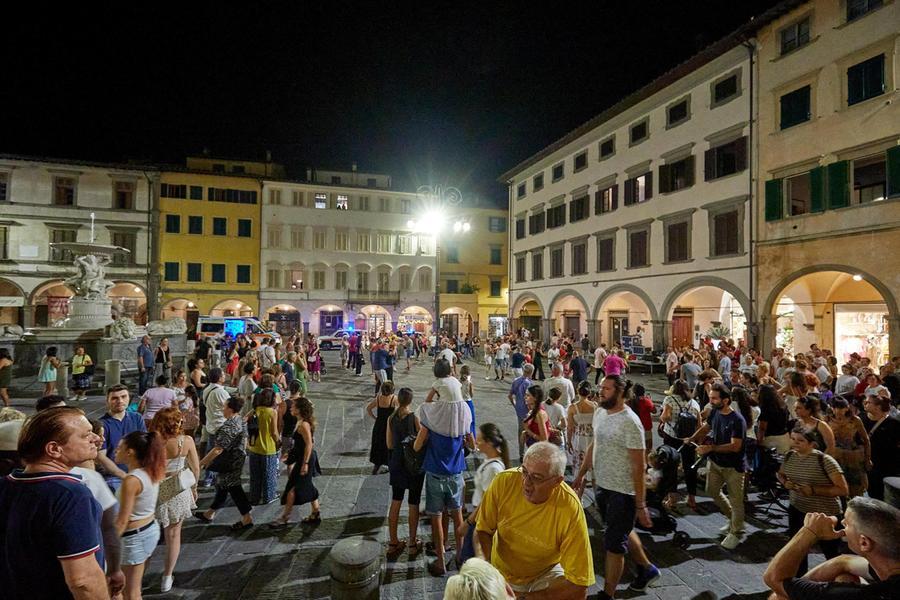 
	Il centro di Empoli affollato in una sera d&rsquo;estate (Foto Autovino)

