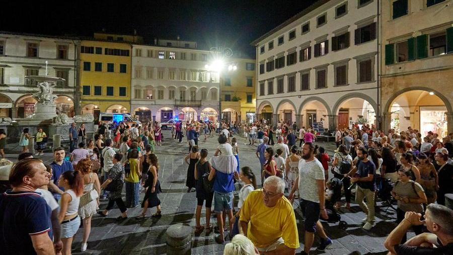 Il centro di Empoli affollato in una sera d’estate (Foto Autovino)