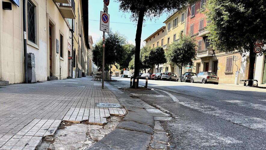 Un marciapiede sconnesso all’incrocio tra corso Gramsci e via dell’Ospizio (foto Nucci)