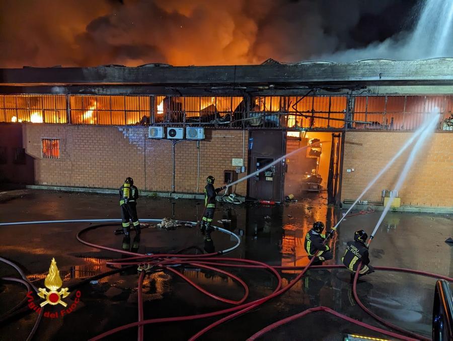 In fiamme nella notte due aziende a Poggio a Caiano – Video