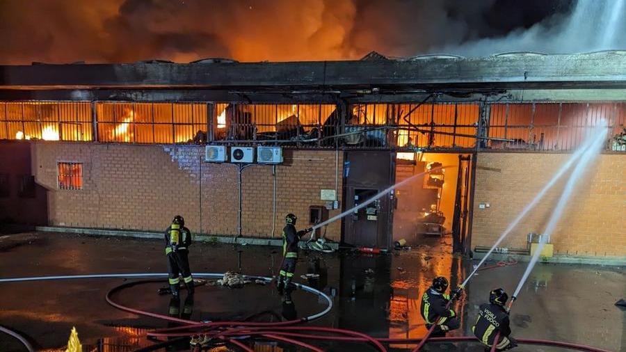 In fiamme nella notte due aziende a Poggio a Caiano – Video