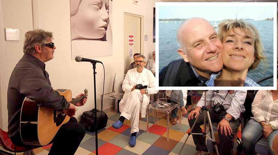 Aleandro Baldi canta in Oncologia. Nella foto a destra Alessandra Tripaldi e il marito Davide Caffaz