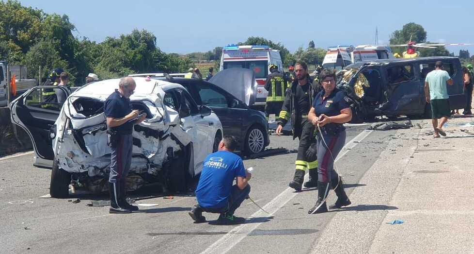 Sul posto sono intervenuti due elicotteri Pegaso e 5 ambulanze oltre ai vigili del fuoco dei distaccamenti di Piombino e Cecina con il supporto dell’elicottero Drago 71 la polizia stradale e i carabinieri (foto Barlettani)