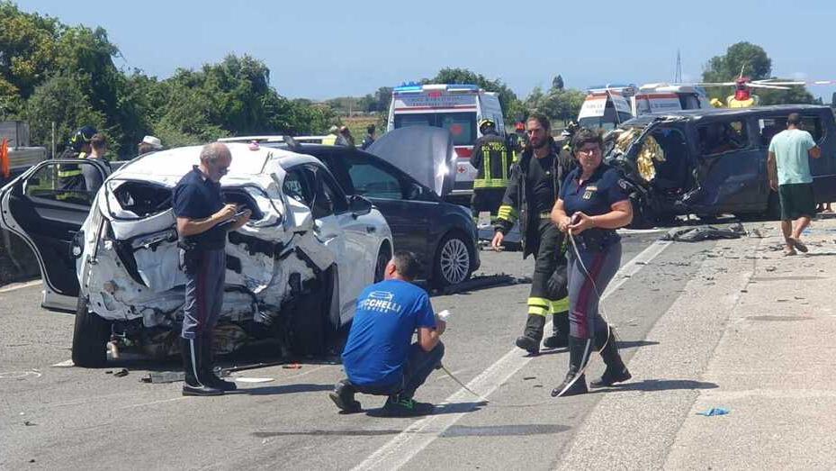 Sul posto sono intervenuti due elicotteri Pegaso e 5 ambulanze oltre ai vigili del fuoco dei distaccamenti di Piombino e Cecina con il supporto dell’elicottero Drago 71 la polizia stradale e i carabinieri (foto Barlettani)
