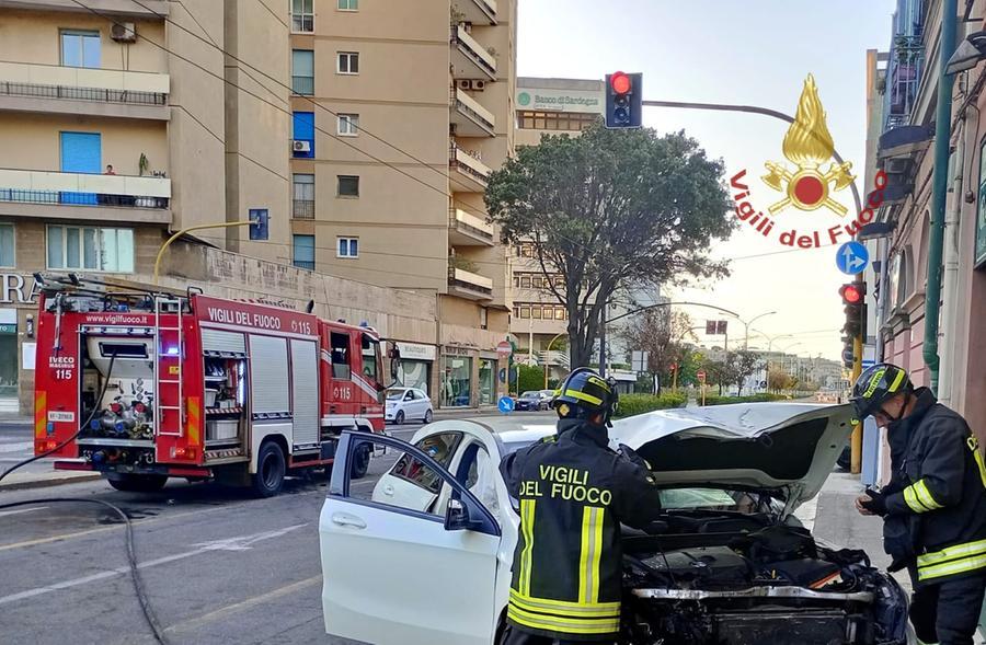 Cagliari, auto contro furgone: un ferito grave