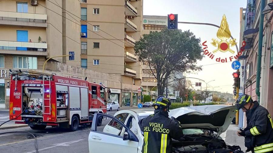Cagliari, auto contro furgone: un ferito grave