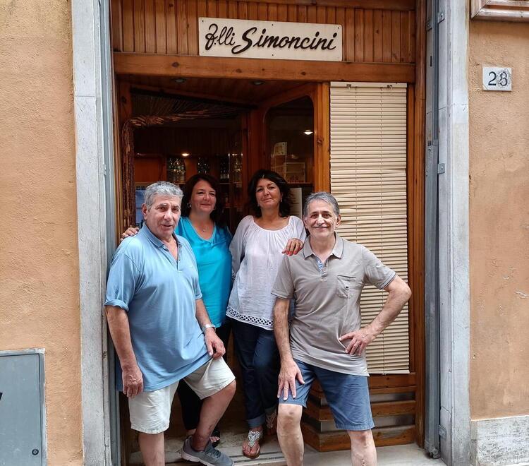 I fratelli Marco e Roberto Simoncini con Chiara e Silvia Benedettini, davanti al loro storico panificio di via del Carmine