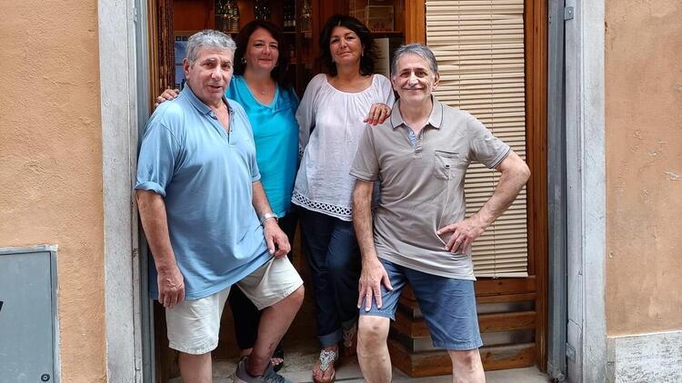 I fratelli Marco e Roberto Simoncini con Chiara e Silvia Benedettini, davanti al loro storico panificio di via del Carmine