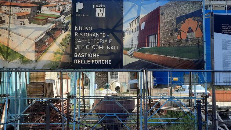 Il cantiere per il recupero del Bastione delle Forche partito nel novembre 2020 procede a rilento: è stata necessaria una variante in corso d’opera per la realizzazione di un risturante sulla terrazza