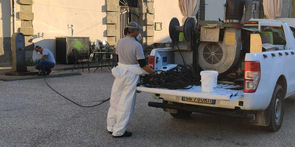 Operai al lavoro per una disinfestazione contro la zanzara tigre (foto d’archivio)