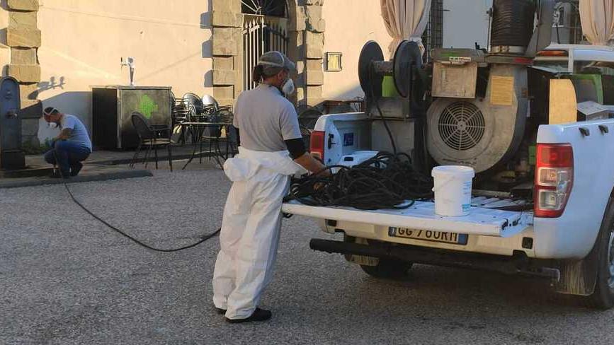 Operai al lavoro per una disinfestazione contro la zanzara tigre (foto d’archivio)
