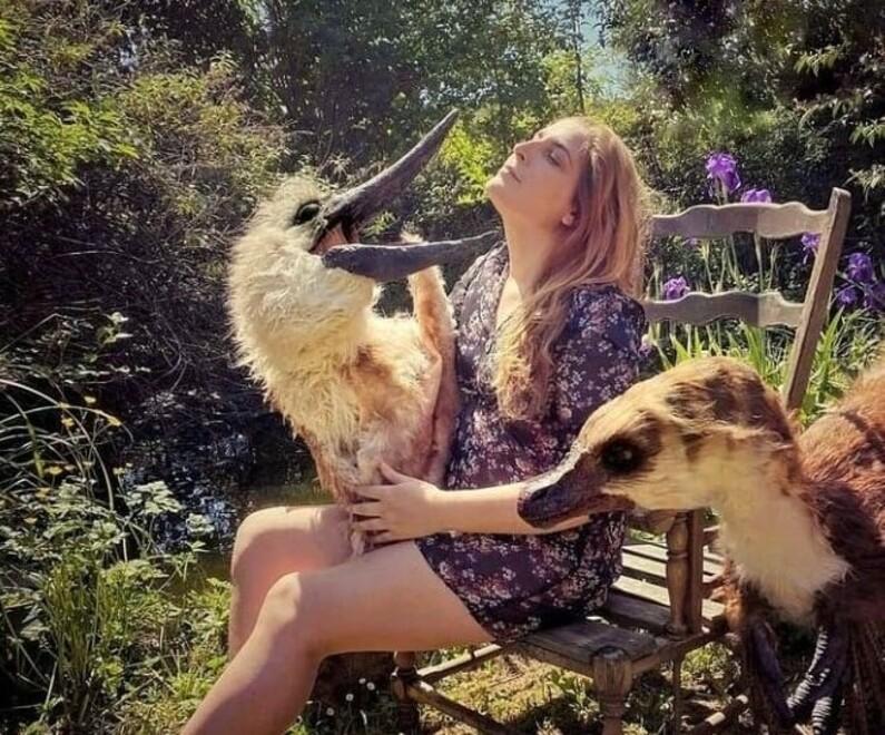 
	Mariaelena Mariotti nel giardino della sua casa con un cucciolo di pterodattilo

