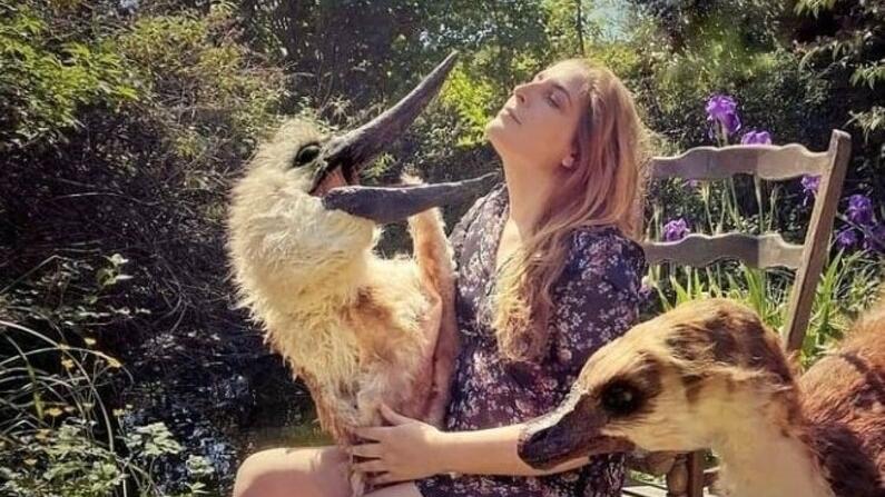 Mariaelena Mariotti nel giardino della sua casa con un cucciolo di pterodattilo