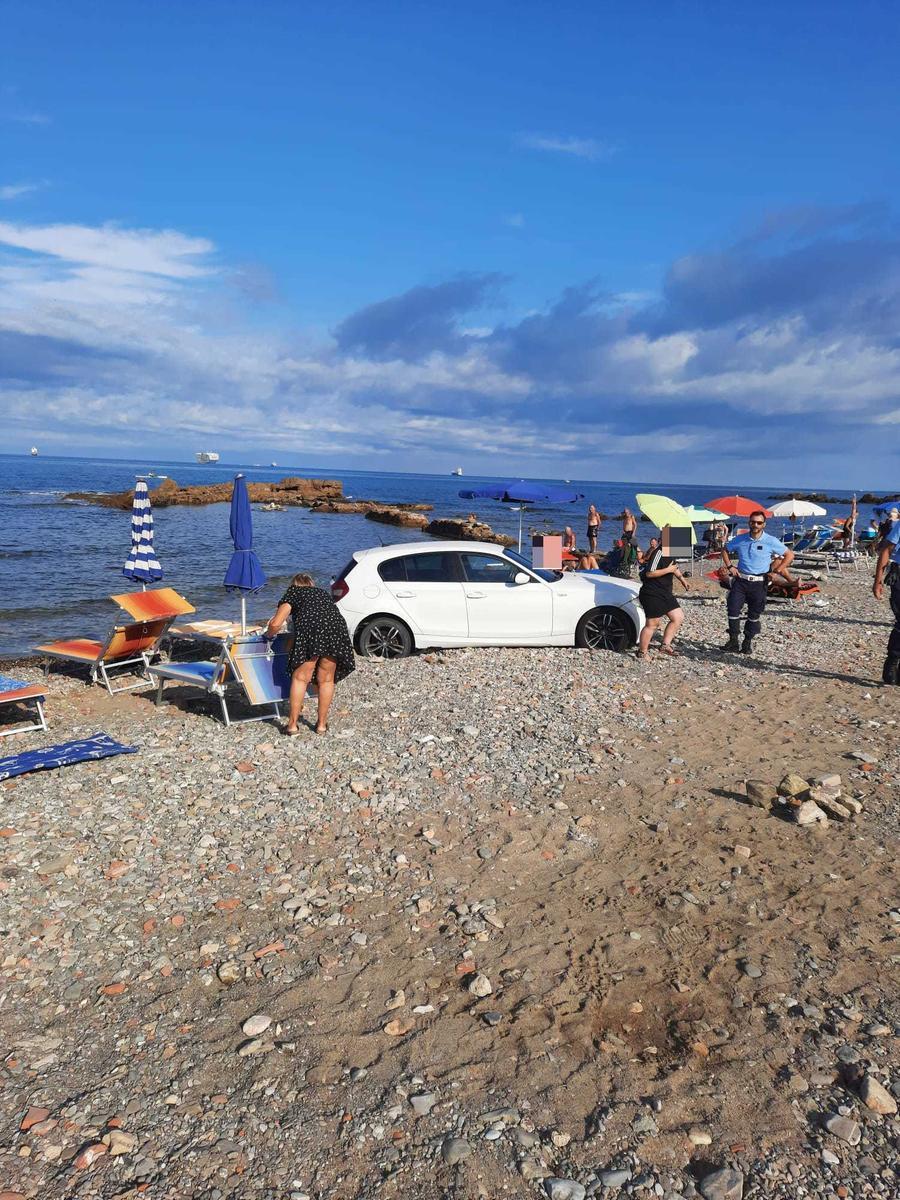 Livorno, auto parcheggiata sulla spiaggia del Sale: ecco quanto dovrà pagare di multa