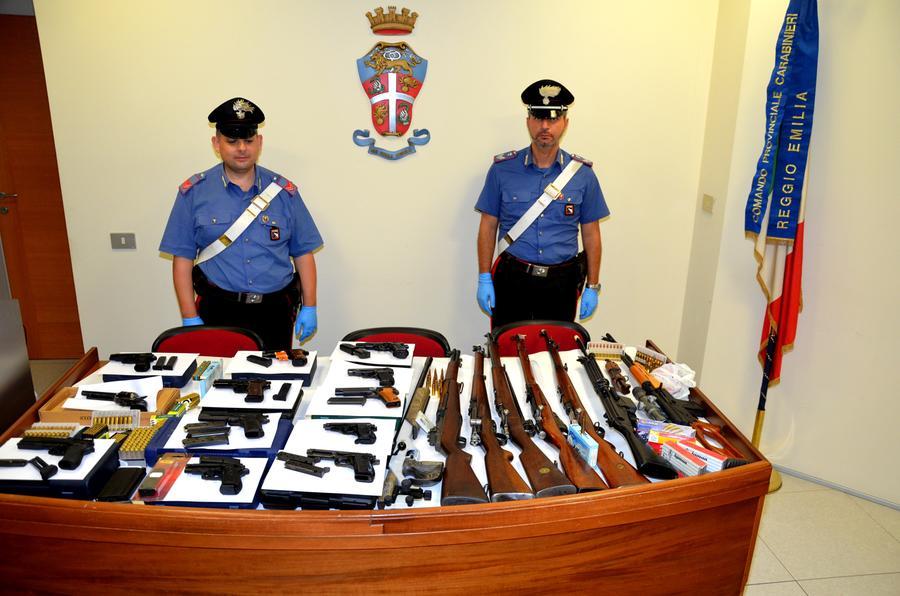 Nel sottotetto un arsenale di armi rubate: crotonese portato in carcere