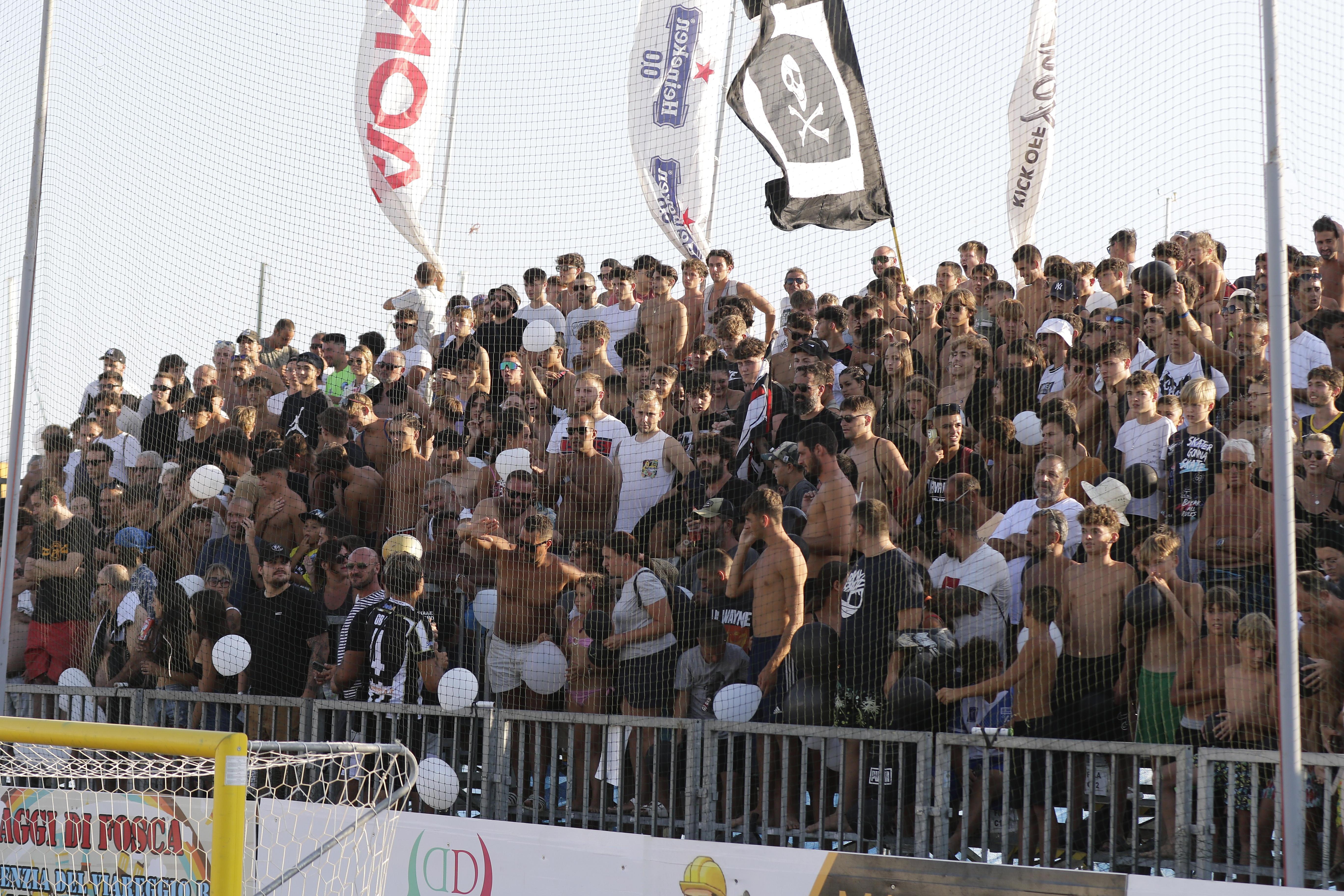 La tifoseria bianconera alla partita di ieri al beach stadium “Matteo Valenti”