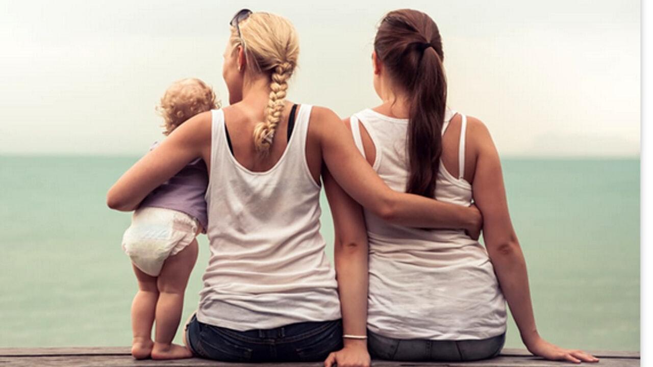 Due mamme registrano il loro figlio: il caso finisce in Tribunale